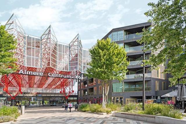 Foto 1: Almere - Stationsplein - Foto 1